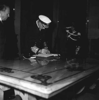 Sir John Caspar, ammiraglio della Marina britannica, per firma sul Registro d'onore