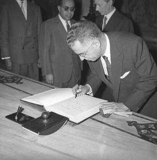Ahmed Belafrey, Ministro del Marocco, per firma sul Registro d'onore