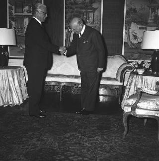 Il Generale Guido Ferri, Presidente della Croce Rossa Italiana in visita di omaggio al Presidente della Repubblica Giovanni Gronchi