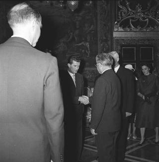 Delegazione parlamentare jugoslava, accompagnata dal Ministro Giuseppe Codacci Pisanelli e dall'ambasciatore di Jugoslavia a Roma, visita di omaggio