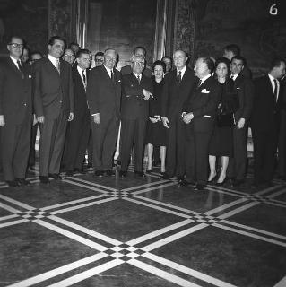 Giuseppe Ornato, Direttore generale della RCA italiana, con una delegazione di rappresentanti