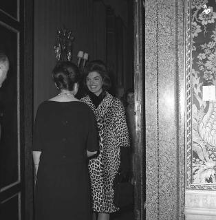 Il Presidente della Repubblica Giovanni Gronchi riceve in visita ufficiale Jacqueline Kennedy, consorte del Presidente degli USA John Fitzgerald Kennedy, accompagnata dall'ambasciatore Reinhardt
