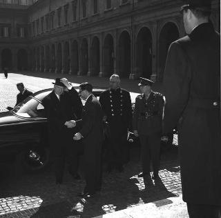 Il Presidente della Repubblica Giovanni Gronchi riceve in udienza Eamon De Valera, Presidente della Repubblica d'Irlanda, con Frank Aiken, Ministro degli esteri e con l'nuovo ambasciatore d'Irlanda