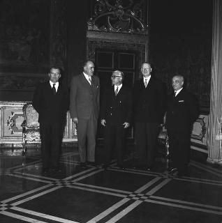 Il Presidente della Repubblica Giovanni Gronchi riceve in udienza Eamon De Valera, Presidente della Repubblica d'Irlanda, con Frank Aiken, Ministro degli esteri e con l'nuovo ambasciatore d'Irlanda