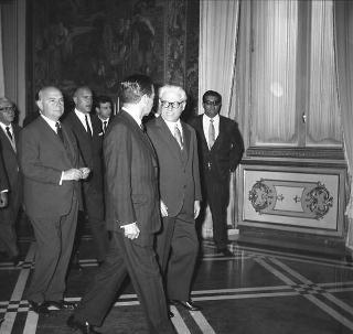 Gruppo di senatori brasiliani, accompagnati dal sen. Auro de Moura ricevuti in udienza dal Presidente della Repubblica Giovanni Gronchi