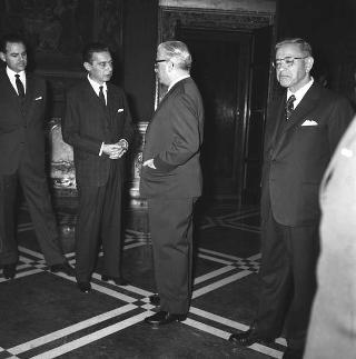 Gruppo di senatori brasiliani, accompagnati dal sen. Auro de Moura ricevuti in udienza dal Presidente della Repubblica Giovanni Gronchi