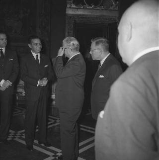 Gruppo di senatori brasiliani, accompagnati dal sen. Auro de Moura ricevuti in udienza dal Presidente della Repubblica Giovanni Gronchi