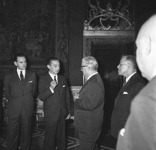Gruppo di senatori brasiliani, accompagnati dal sen. Auro de Moura ricevuti in udienza dal Presidente della Repubblica Giovanni Gronchi