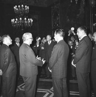 Gruppo di senatori brasiliani, accompagnati dal sen. Auro de Moura ricevuti in udienza dal Presidente della Repubblica Giovanni Gronchi