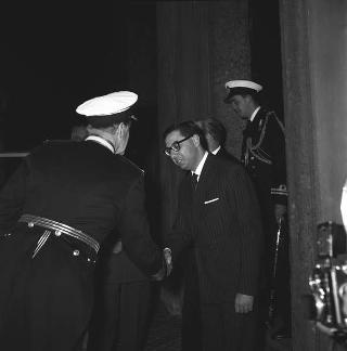 Sir Deric Holland-Martin, comandante in capo delle Forze Alleate nel Mediterraneo, per firma sul Registro d'onore