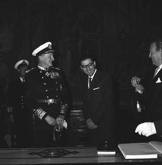 Sir Deric Holland-Martin, comandante in capo delle Forze Alleate nel Mediterraneo, per firma sul Registro d'onore