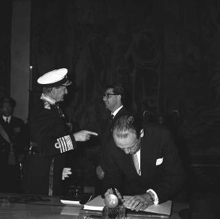 Sir Deric Holland-Martin, comandante in capo delle Forze Alleate nel Mediterraneo, per firma sul Registro d'onore