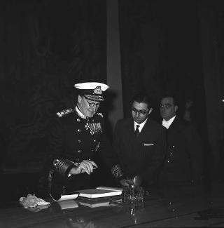Sir Deric Holland-Martin, comandante in capo delle Forze Alleate nel Mediterraneo, per firma sul Registro d'onore
