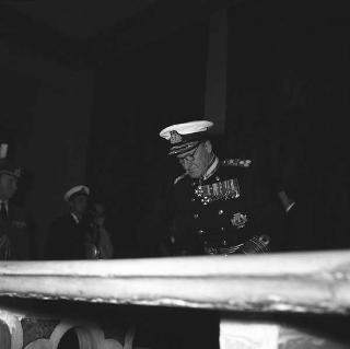 Sir Deric Holland-Martin, comandante in capo delle Forze Alleate nel Mediterraneo, per firma sul Registro d'onore