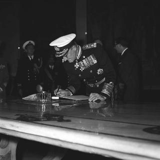 Sir Deric Holland-Martin, comandante in capo delle Forze Alleate nel Mediterraneo, per firma sul Registro d'onore