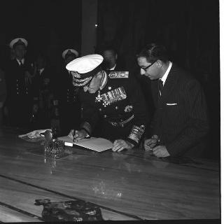 Sir Deric Holland-Martin, comandante in capo delle Forze Alleate nel Mediterraneo, per firma sul Registro d'onore
