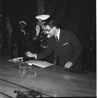 Sir Deric Holland-Martin, comandante in capo delle Forze Alleate nel Mediterraneo, per firma sul Registro d'onore