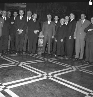 Paolo Bonomi e coltivatori diretti, in visita di omaggio al Presidente della Repubblica Giovanni Gronchi dopo il Congresso della Confederazione nazionale