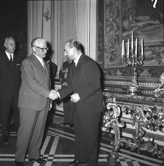 Paolo Bonomi e coltivatori diretti, in visita di omaggio al Presidente della Repubblica Giovanni Gronchi dopo il Congresso della Confederazione nazionale
