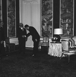 Giuseppe Colombo e Carlo Bonomi, Dirigenti dello, "Euronummus": per fare omaggio al Presidente della Repubblica Giovanni Gronchi di un medagliere che riproduce gli avvenimenti salienti e le principali personalità del 1961.