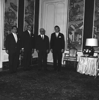 Giuseppe Colombo e Carlo Bonomi, Dirigenti dello, "Euronummus": per fare omaggio al Presidente della Repubblica Giovanni Gronchi di un medagliere che riproduce gli avvenimenti salienti e le principali personalità del 1961.