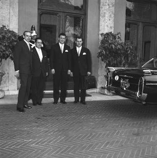 Giuseppe Colombo e Carlo Bonomi, Dirigenti dello, "Euronummus": per fare omaggio al Presidente della Repubblica Giovanni Gronchi di un medagliere che riproduce gli avvenimenti salienti e le principali personalità del 1961.