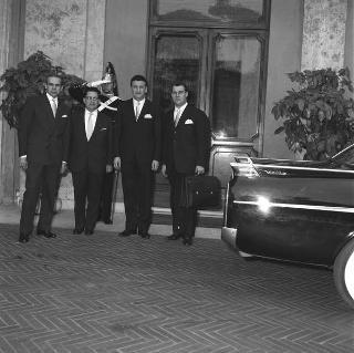 Giuseppe Colombo e Carlo Bonomi, Dirigenti dello, "Euronummus": per fare omaggio al Presidente della Repubblica Giovanni Gronchi di un medagliere che riproduce gli avvenimenti salienti e le principali personalità del 1961.