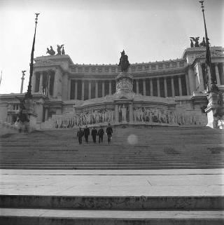Oscar Moccia, Segretario generale della Presidenza della Repubblica, depone una corona d'alloro all'Altare della patria, in occasione della festa della Liberazione