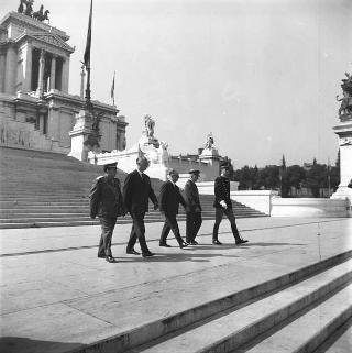 Oscar Moccia, Segretario generale della Presidenza della Repubblica, depone una corona d'alloro all'Altare della patria, in occasione della festa della Liberazione