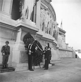 Oscar Moccia, Segretario generale della Presidenza della Repubblica, depone una corona d'alloro all'Altare della patria, in occasione della festa della Liberazione