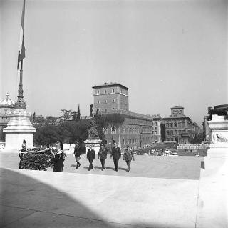 Oscar Moccia, Segretario generale della Presidenza della Repubblica, depone una corona d'alloro all'Altare della patria, in occasione della festa della Liberazione