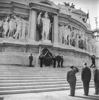 Oscar Moccia, Segretario generale della Presidenza della Repubblica, depone una corona d'alloro all'Altare della patria, in occasione della festa della Liberazione