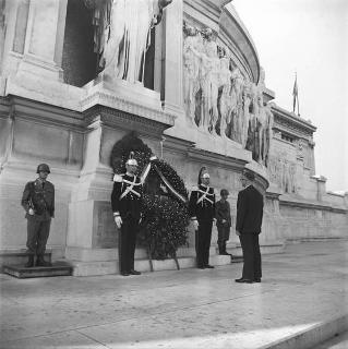 Oscar Moccia, Segretario generale della Presidenza della Repubblica, depone una corona d'alloro all'Altare della patria, in occasione della festa della Liberazione