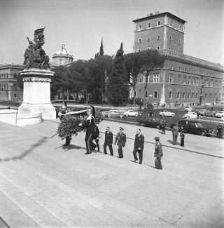 Oscar Moccia, Segretario generale della Presidenza della Repubblica, depone una corona d'alloro all'Altare della patria, in occasione della festa della Liberazione