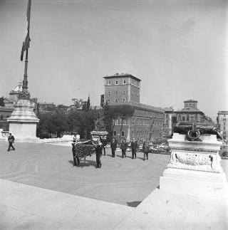 Oscar Moccia, Segretario generale della Presidenza della Repubblica, depone una corona d'alloro all'Altare della patria, in occasione della festa della Liberazione