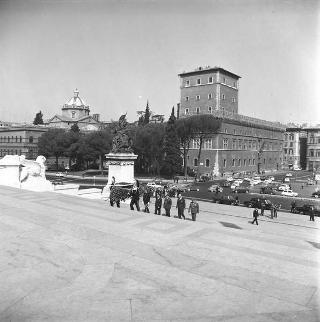 Oscar Moccia, Segretario generale della Presidenza della Repubblica, depone una corona d'alloro all'Altare della patria, in occasione della festa della Liberazione