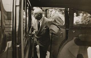 Arrivo a Torino del Presidente della Repubblica Luigi Einaudi in transito per BY (Torino)