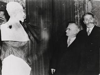 Il Presidente della Repubblica Luigi Einaudi con Renzo Gandolfo davanti al busto di Marcello Soleri