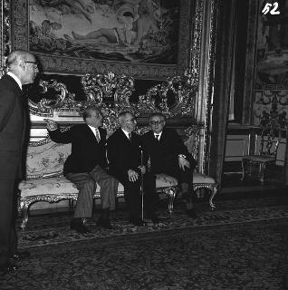 Il Presidente della Repubblica Antonio Segni saluta la folla dopo la cerimonia di Giuramento nel Palazzo di Montecitorio