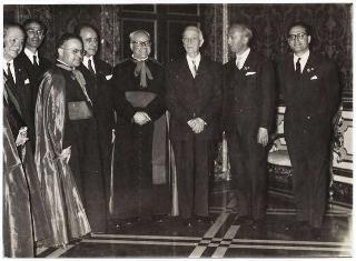 Il Presidente della Repubblica Antonio Segni con Mons. Antonio Tedde, vescovo di Ales, e i dirigenti dell'Azione Cattolica sarda