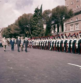 Il Presidente della Repubblica Antonio Segni durante le celebrazioni per la Festa della Repubblica, Roma, Altare della Patria e Fori Imperiali