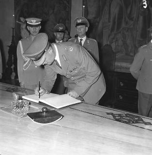 Gen. Alfred Zerbel, capo di Stato maggiore dell'esercito della Germania Federale, per la firma del Registro d'onore