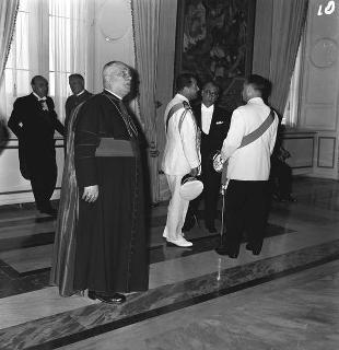 Sua Eminenza il Cardinale mons. Amleto Cicognani, Segretario di Stato si reca al Quirinale per la visita di restituzione al Presidente della Repubblica Antonio Segni
