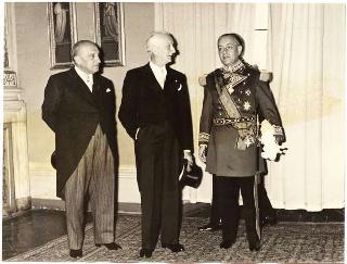 Visita ufficiale di Sua Altezza Eminentissima il Principe e gran Maestro del Sovrano Militare Ordine di Malta, per lo scambio di decorazioni, e visita del Presidente della Repubblica Antonio Segni nella sede dell'Ordine di Malta a Villa Malta