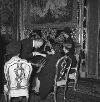 Colazione offerta dalla Signora Laura Segni in onore della consorte del Presidente degli Stati Uniti del Messico Eva Samano de Lopez Mateos