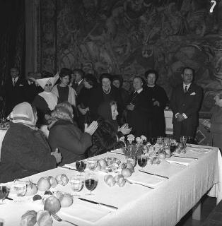 Colazione offerta da Donna Laura Segni ai poveri delle borgate, accompagnati dalla contessa Benvenuti, Salone dei corazzieri