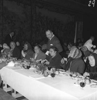 Colazione offerta da Donna Laura Segni ai poveri delle borgate, accompagnati dalla contessa Benvenuti, Salone dei corazzieri