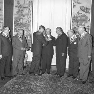 Il Presidente della Repubblica Antonio Segni riceve il Generale di Corpo d'Armata Aldo Urbani, Presidente dell'Associazione nazionale dell'Arma aeronautica, con il Comitato direttivo, in occasione del 40° anniversario di fondazione dell'Arma