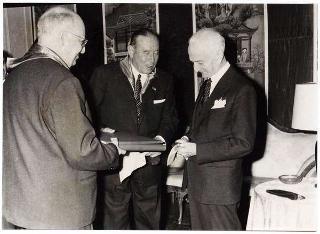 Il Presidente della Repubblica Antonio Segni riceve il Generale di Corpo d'Armata Aldo Urbani, Presidente dell'Associazione nazionale dell'Arma aeronautica, con il Comitato direttivo, in occasione del 40° anniversario di fondazione dell'Arma