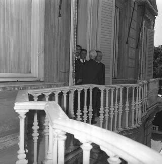 Vittorio Zincone, Presidente dell'Associazione della Stampa romana, con la giuria e i premiati del premio giornalistico internazionale "Città di Roma" e con il consiglio direttivo